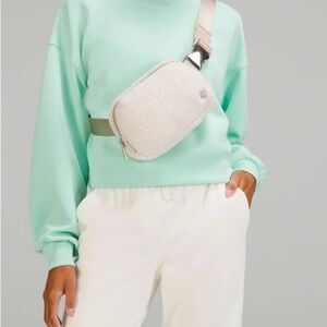 Lululemon Natural Ivory/Trench Sherpa Everywhere Belt Bag 1L Fleece
